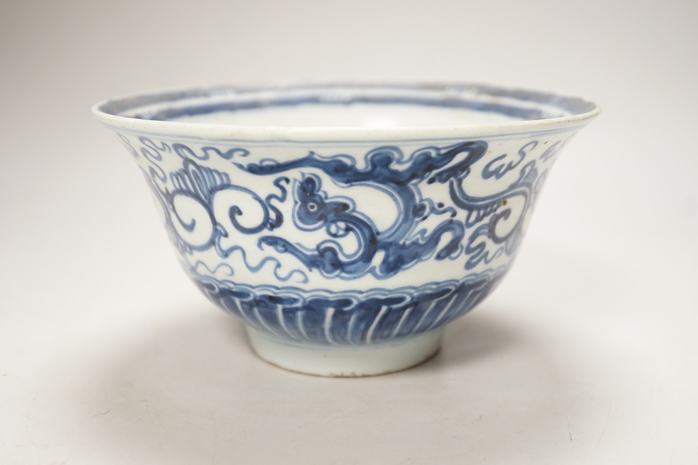 A Chinese Ming dynasty blue and white bowl, 17cm